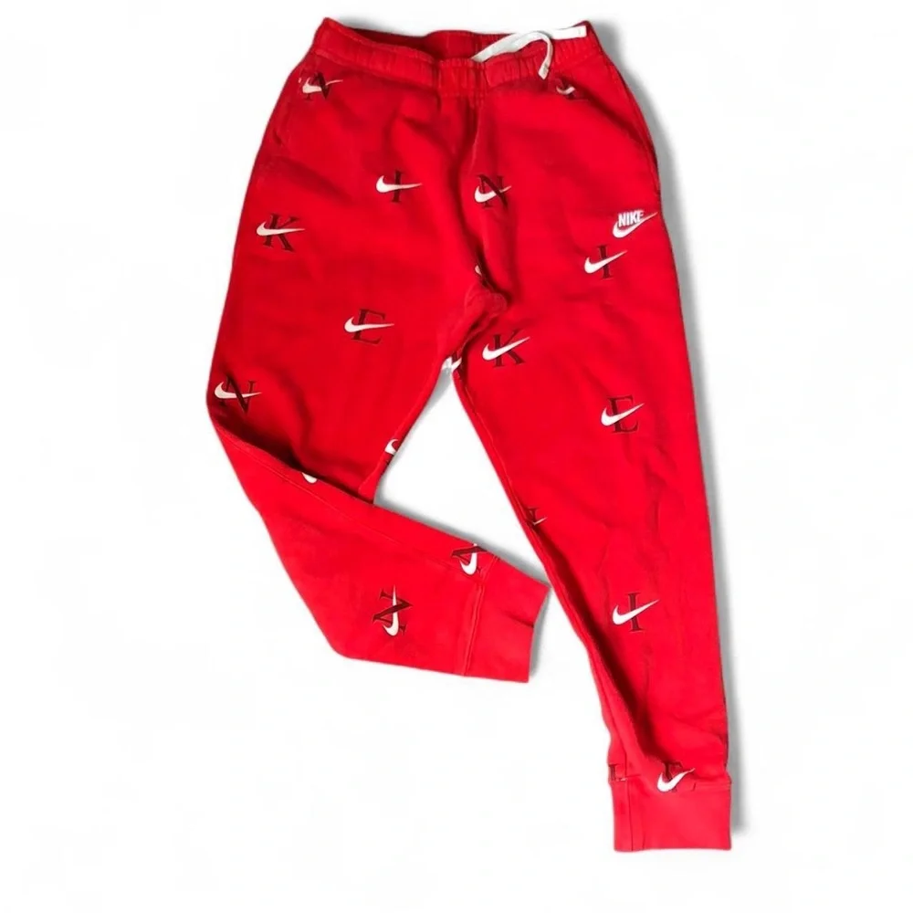 Nike Club All Over Print Logo AOP Red Sweatpants Jogger Pants DV9611-657 Sporty